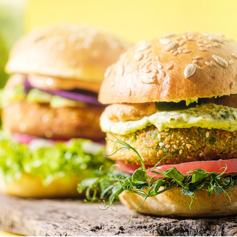2 Burger in Nahaufnahme, gesund angehaucht mit Gemüse-Patty und Vollkornbrot, sehr schmackhaftes Aussehen