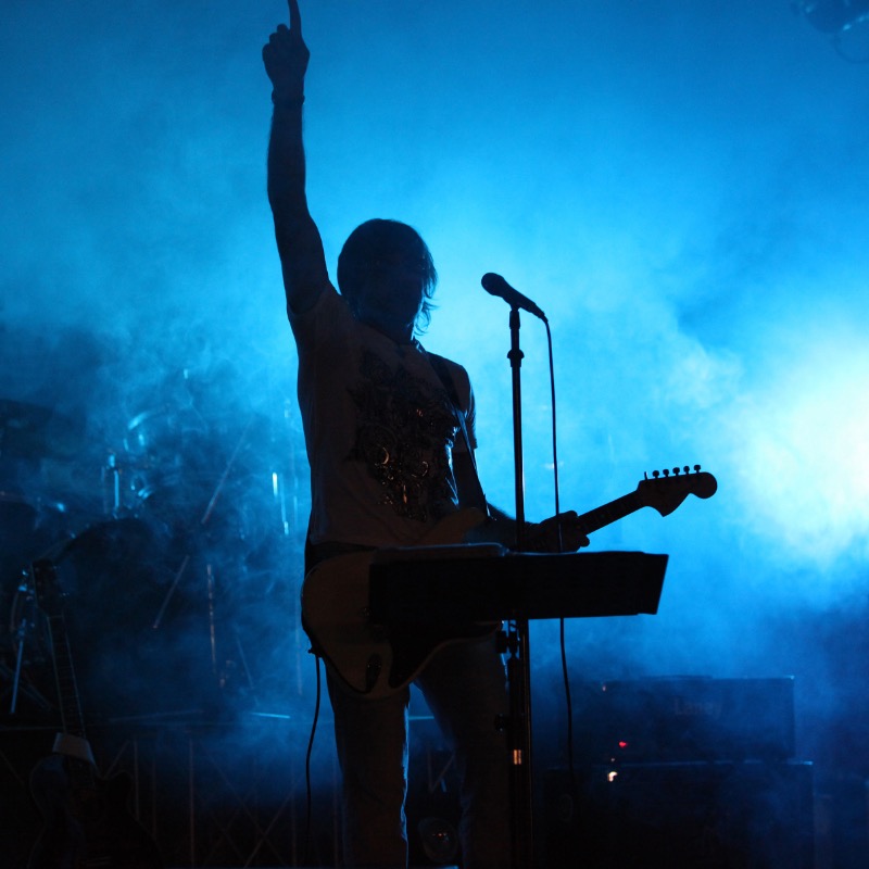 Gitarrist und Sänger auf einem Rockfestival