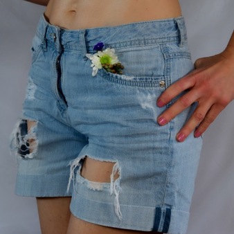 sehr enge Jeans-Shorts, die an den Oberschenkeln einschnüren