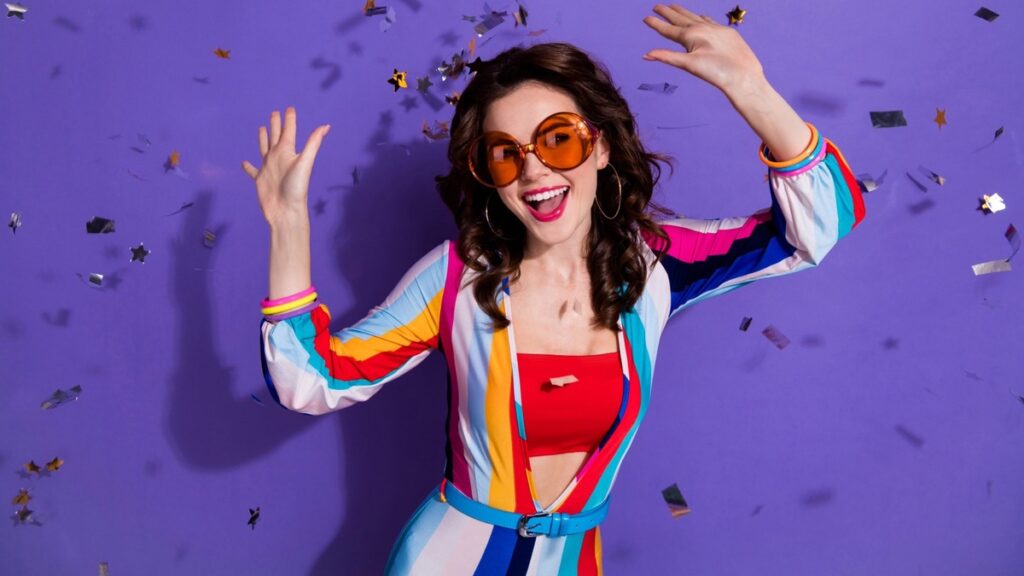 Frau in farbenfrohem Festival-Outfit