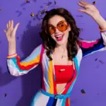 Frau in farbenfrohem Festival-Outfit