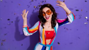 Frau in farbenfrohem Festival-Outfit