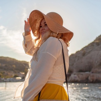 Selbstbewusste Frau im Plus-Size-Outfit mit Hut