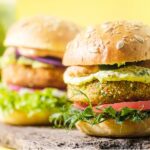 2 Burger in Nahaufnahme, gesund angehaucht mit Gemüse-Patty und Vollkornbrot, sehr schmackhaftes Aussehen
