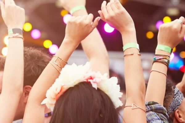 Festival Pfingsten Hände Info Darstellung zu Festivals im Pfingsten
